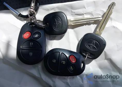 2005 Toyota Sienna Le z USA, uszkodzony, nr VIN 5TDBA23C85S033159